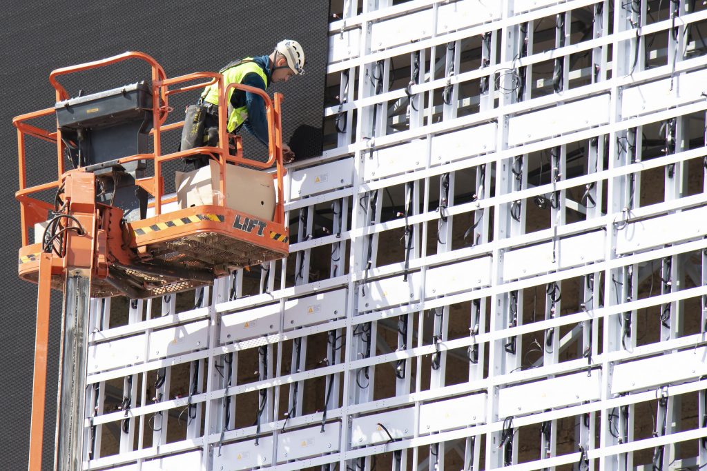 Gevelbekleding plaatsen op gebouw